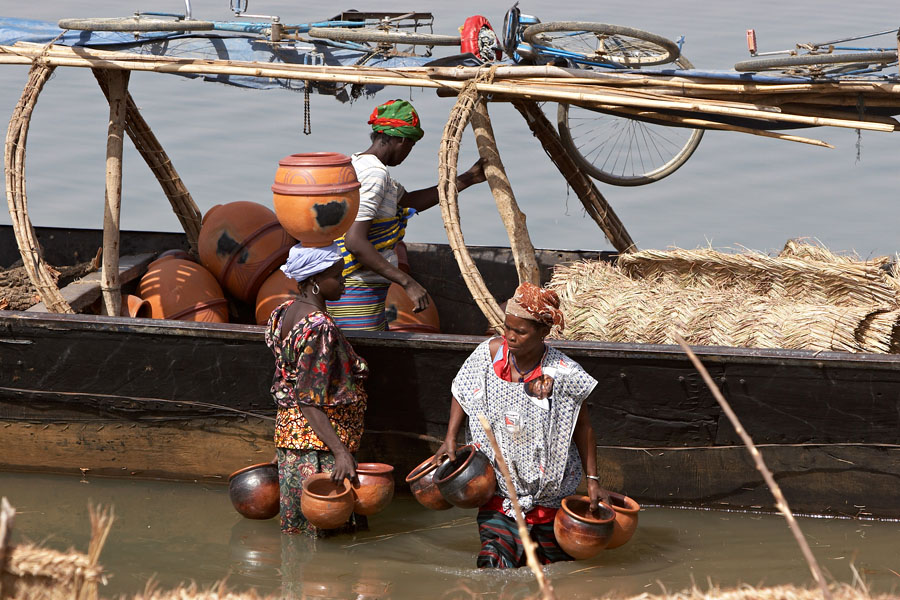 8   Women with pottery   Segou